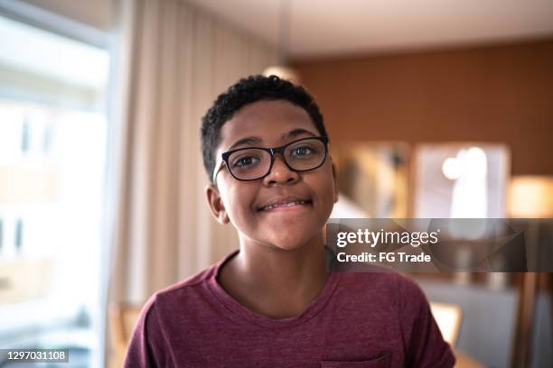 portret van een jongen thuis - 10 11 jaar stockfoto's en -beelden