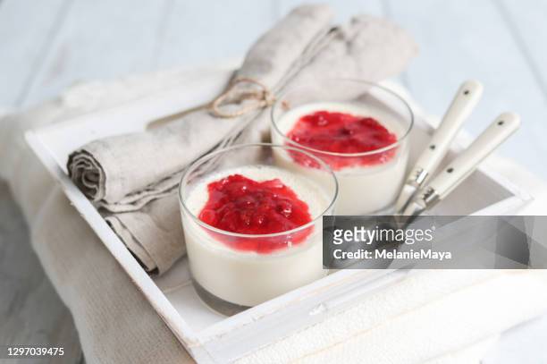 dessert panna cotta alla fragola fatto in casa con salsa alla vaniglia e fragola - mousse foto e immagini stock