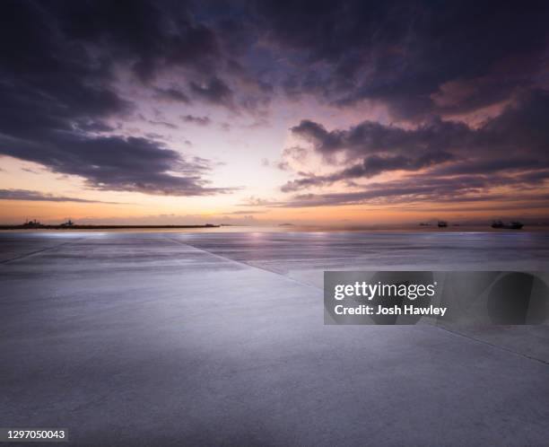 port parking lot - tarmac airport stock pictures, royalty-free photos & images