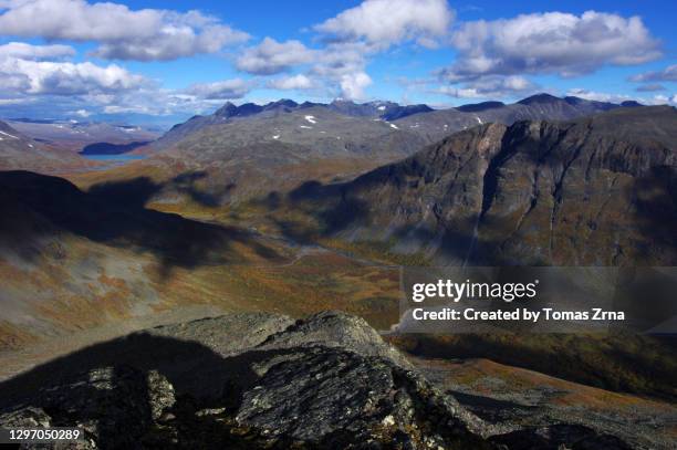 vast views of ráhpajåhkå river and rapadalen valley from the top of tielma plateau during a beautiful autumn afternoon - nationalpark sarek stock-fotos und bilder