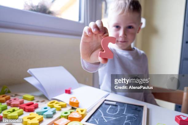 little boy lärande numbers och matematik grunderna, homeschooling - kids proud bildbanksfoton och bilder