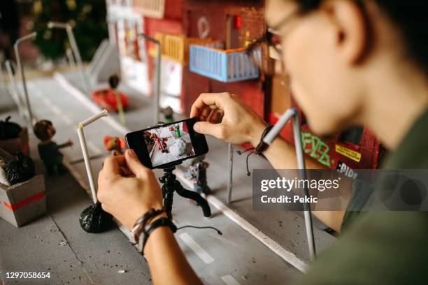 stop motion artist in der arbeit - gifted movie stock-fotos und bilder