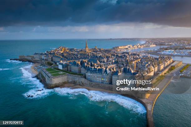 high tides and aerial view at sunrise of saint-malo - bretagne photos et images de collection