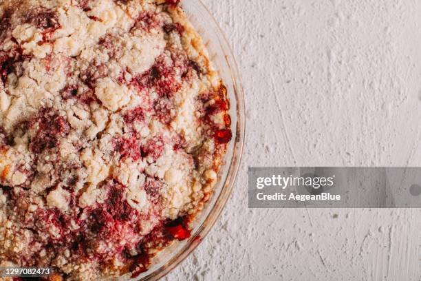 crumble di ciliegie appena sfornato flat lay - torta ripiena di frutta foto e immagini stock