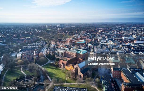 parco pubblico nella città di odense - odensa foto e immagini stock