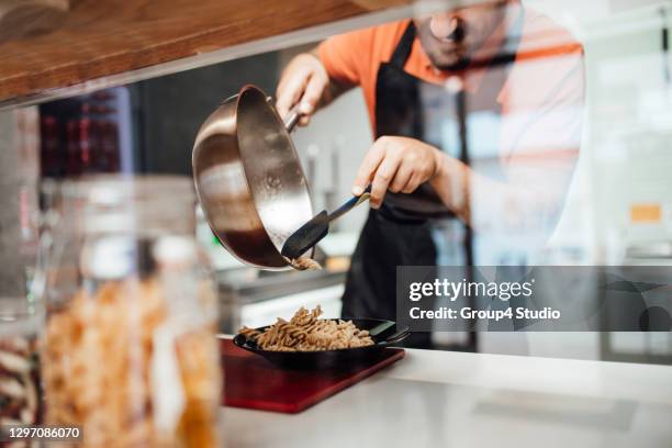 espaguetis de comida rápida trabajador - préparation dessert fotografías e imágenes de stock