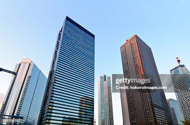 shinjuku skyscrapers - rascacielos fotografías e imágenes de stock