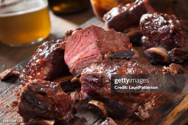 bbq rindfleisch kurze rippen - schnittwunde stock-fotos und bilder