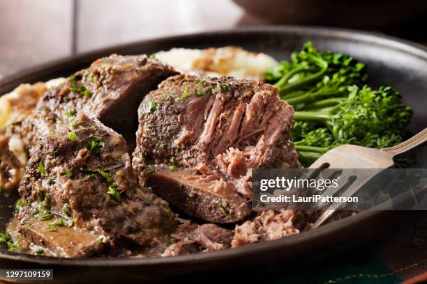 gestoofde rundvlees korte ribben in een rijke rode wijn jus - beef ribs stockfoto's en -beelden