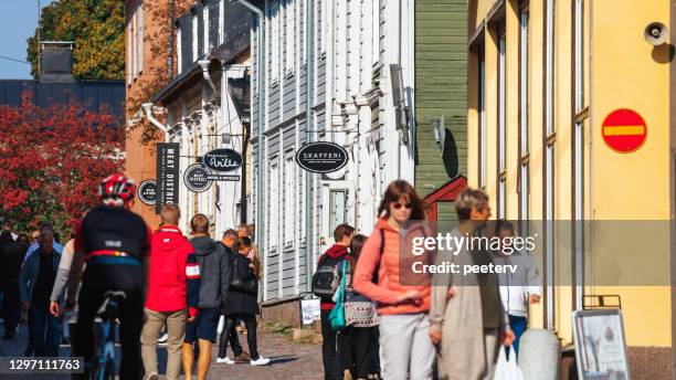 kleurrijke oude stad - porvoo, finland - porvoo stockfoto's en -beelden