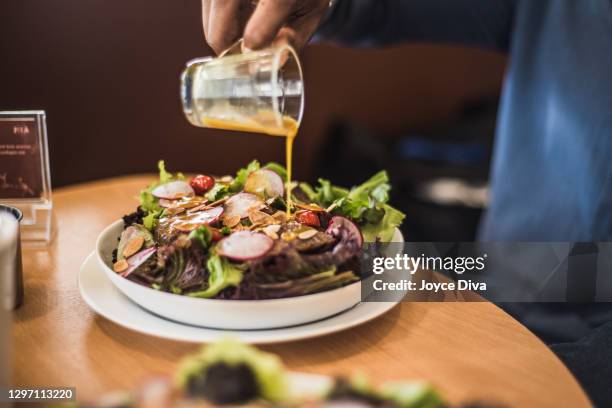 bio-grünsalat mit salat - salatdressing stock-fotos und bilder