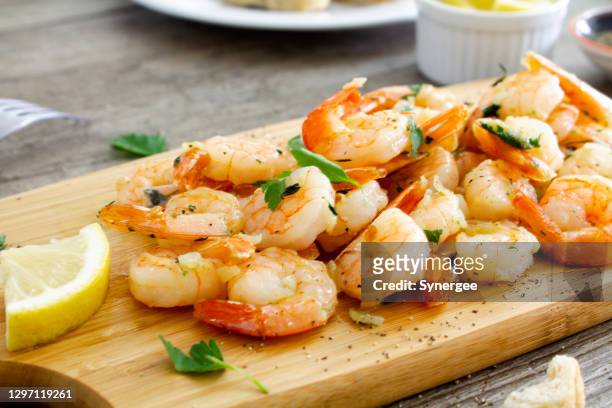 garnalen met knoflook en kruiden - shrimp seafood stockfoto's en -beelden