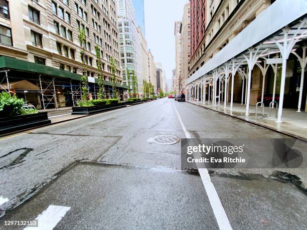 manhattan, new york city, park ave south by union square, rush hour, may 8, 2020. very, very empty at just a few minutes past 1 pm! - empty streets 個照片及圖片檔