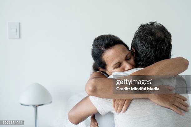casal maduro abraçando-se no quarto - olhando por cima - fotografias e filmes do acervo