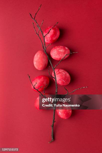 red easter eggs with branches. - easter egg crack stock pictures, royalty-free photos & images