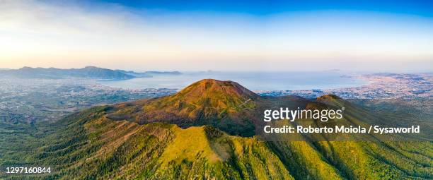 vesuvius volcano and gulf of naples at dawn, italy - parco nazionale foto e immagini stock