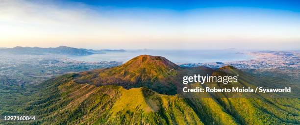 vesuvius volcano and gulf of naples at dawn, italy - golfo de nápoles imagens e fotografias de stock