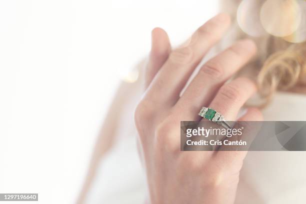 close up of bride with engagement ring with diamonds and emerald - emerald gemstone stockfoto's en -beelden