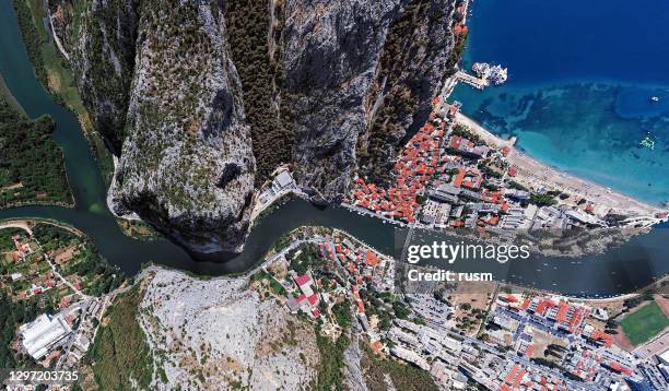 wide angle overhead aerial view of omis and cetina river, dalmatian coast, croatia - makarska imagens e fotografias de stock