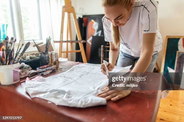 het schilderen van de kunstenaar op het textiel - t shirt stockfoto's en -beelden