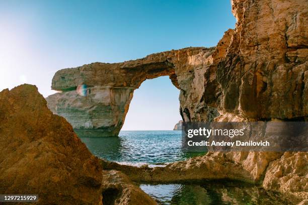 azure-venster bij zonsondergang. gozo eiland, malta. - maltese islands stockfoto's en -beelden