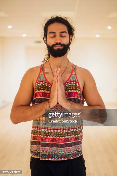 finding inner peace - yoga instructor stock pictures, royalty-free photos & images