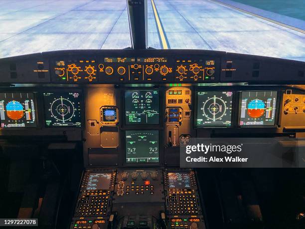 cockpit, flight deck of a commercial aircraft - commercial aircraft flying stockfoto's en -beelden