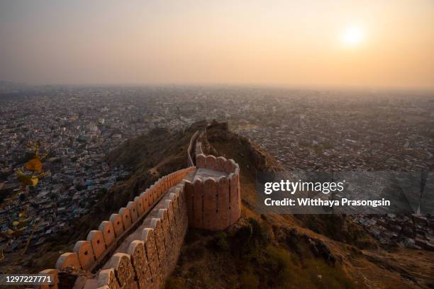 aerial view of jaipur from nahargarh fort at sunset - uttar pradesh stockfoto's en -beelden