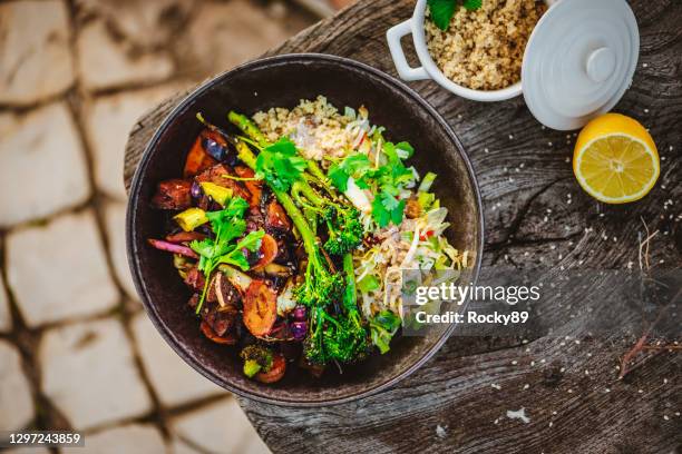 tazón de desayuno asiático con alto contenido de proteínas - comida asiática fotografías e imágenes de stock