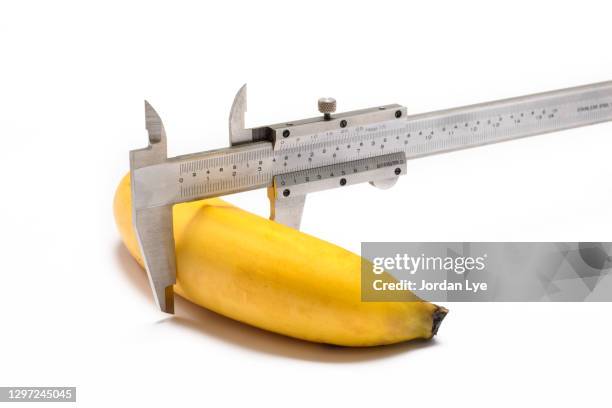 caliper measuring banana - fithaak stockfoto's en -beelden