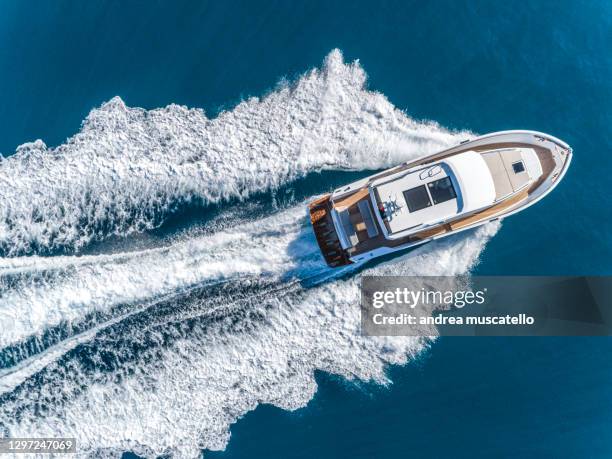 motor yacht in navigation aerial view - embarcación de recreo fotografías e imágenes de stock