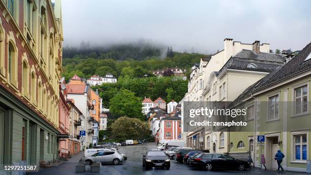 en dimmig våt dag i ett gammalt färgstarkt kvarter i den norska staden bergen - bergen bildbanksfoton och bilder