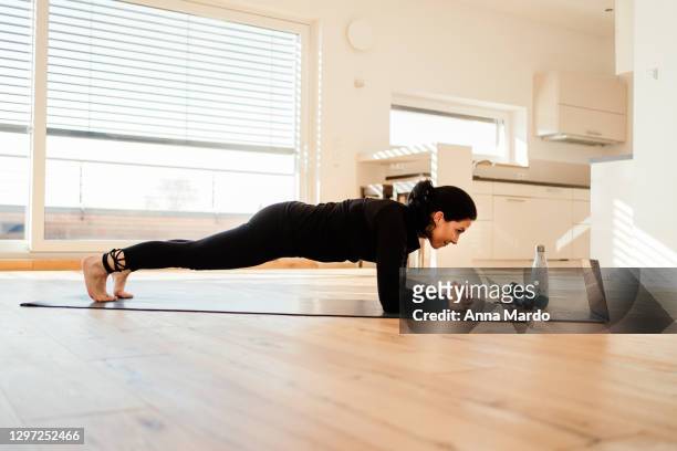 woman during home workout - plank exercise 個照片及圖片檔