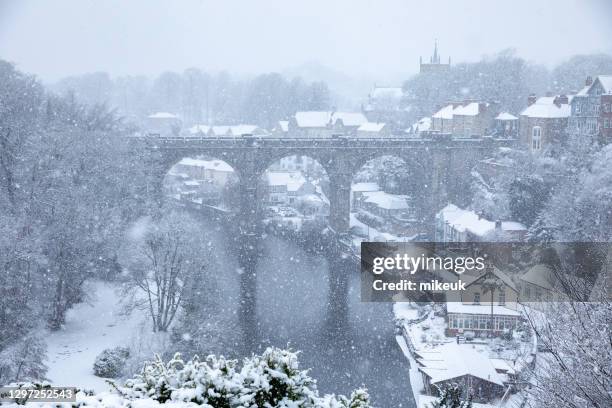 winter snow over the river nidd and famous landmark railway viaduct in knaresborough, north yorkshire. - yorkshire imagens e fotografias de stock
