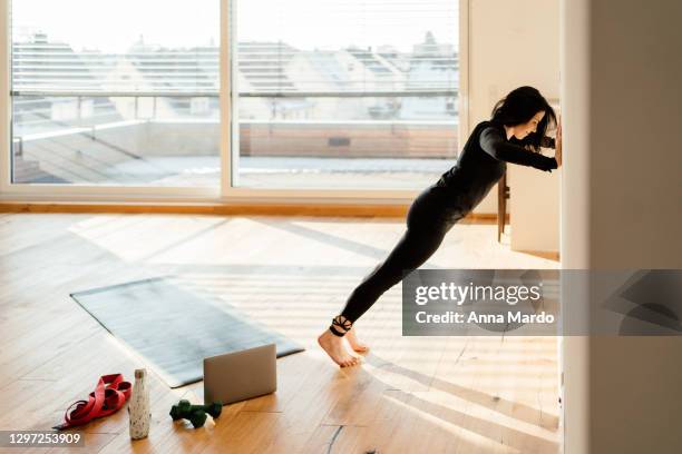 push ups on the wall during home workout - flexiones fotografías e imágenes de stock