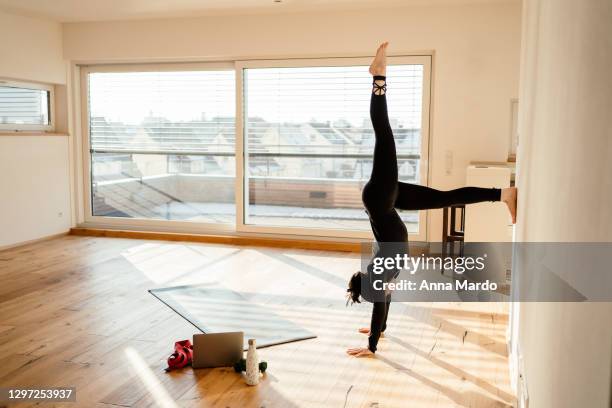 home workout handstand on the wall - pilates fotografías e imágenes de stock