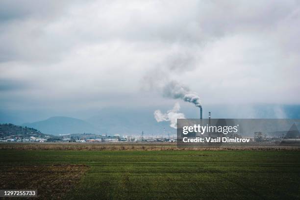 rauch aus einem kraftwerk / werksfoto. umweltproblem stockfoto. - ruß stock-fotos und bilder