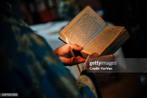 orthodoxe priesterlezing van de heilige bijbel. - roman god stockfoto's en -beelden