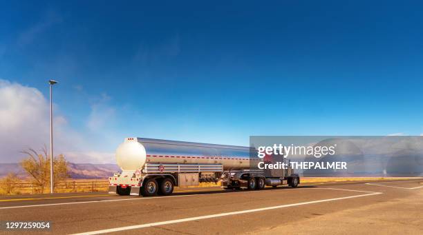 単一車線道路を走行する燃料タンカー - オイルタンカー ストックフォトと画像