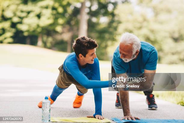 teamwork. push-ups. - 3 generations sport stock pictures, royalty-free photos & images