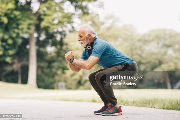 老人，鍛煉，做蹲下。 - squatting position 個照片及圖片檔