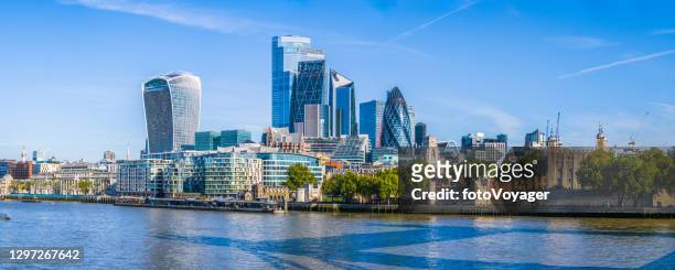 londen futuristische wolkenkrabbers van city financial district met uitzicht op thames panorama - london stockfoto's en -beelden