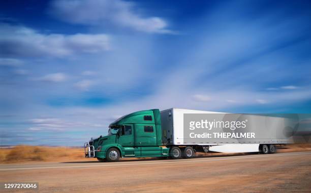 sattelschlepper fahren auf einer landstraße in arizona usa - shipping containers green red stock-fotos und bilder