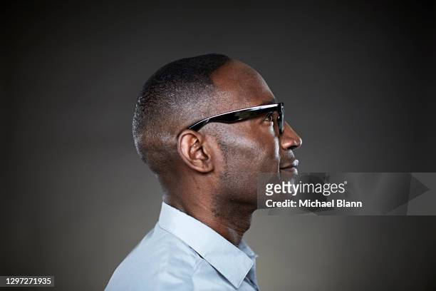 profile of man smiling in studio - perfil vista lateral fotografías e imágenes de stock
