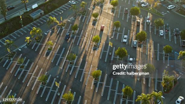 drone shot of mostly empty strip mall parking lot - echo park los angeles stock pictures, royalty-free photos & images