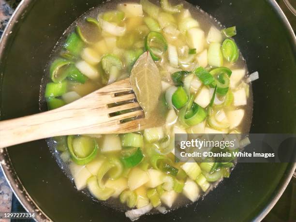 smoked haddock chowder - selderij stockfoto's en -beelden