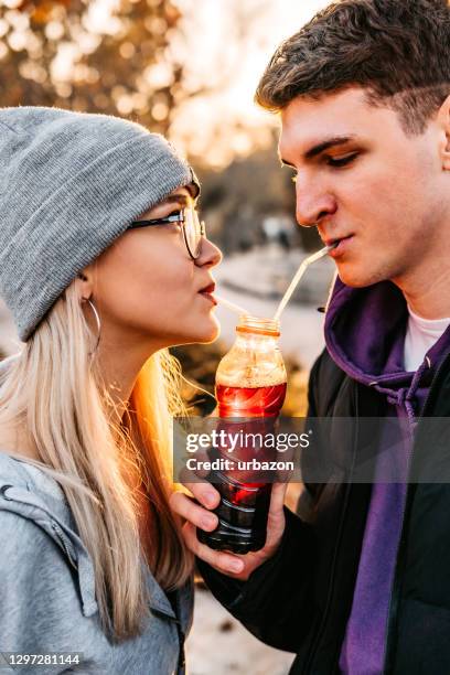 67点の分かち合い カップル ジュース ストローのストックフォト Getty Images 67点の分かち合い カップル ジュース ストローのストックフォト Getty Images