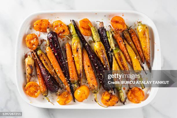 roasted rainbow carrots - root vegetable stockfoto's en -beelden