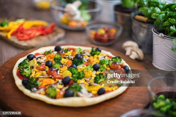 making a vegetarian pizza at home - vegetarian pizza stock pictures, royalty-free photos & images
