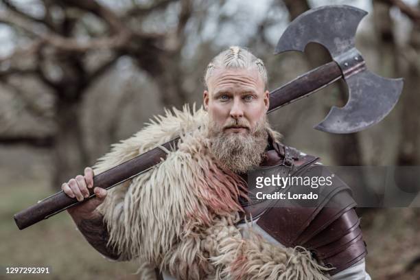 en stilig viking krigare i en skog - historiskt återskapande bildbanksfoton och bilder